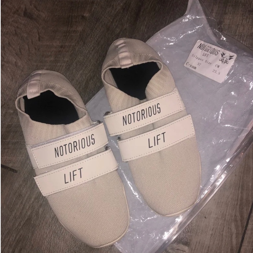 Notorious lift shoes cream sumo